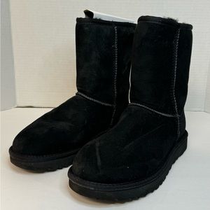 UGG Women’s Classic Short II Boots. Size 6.
